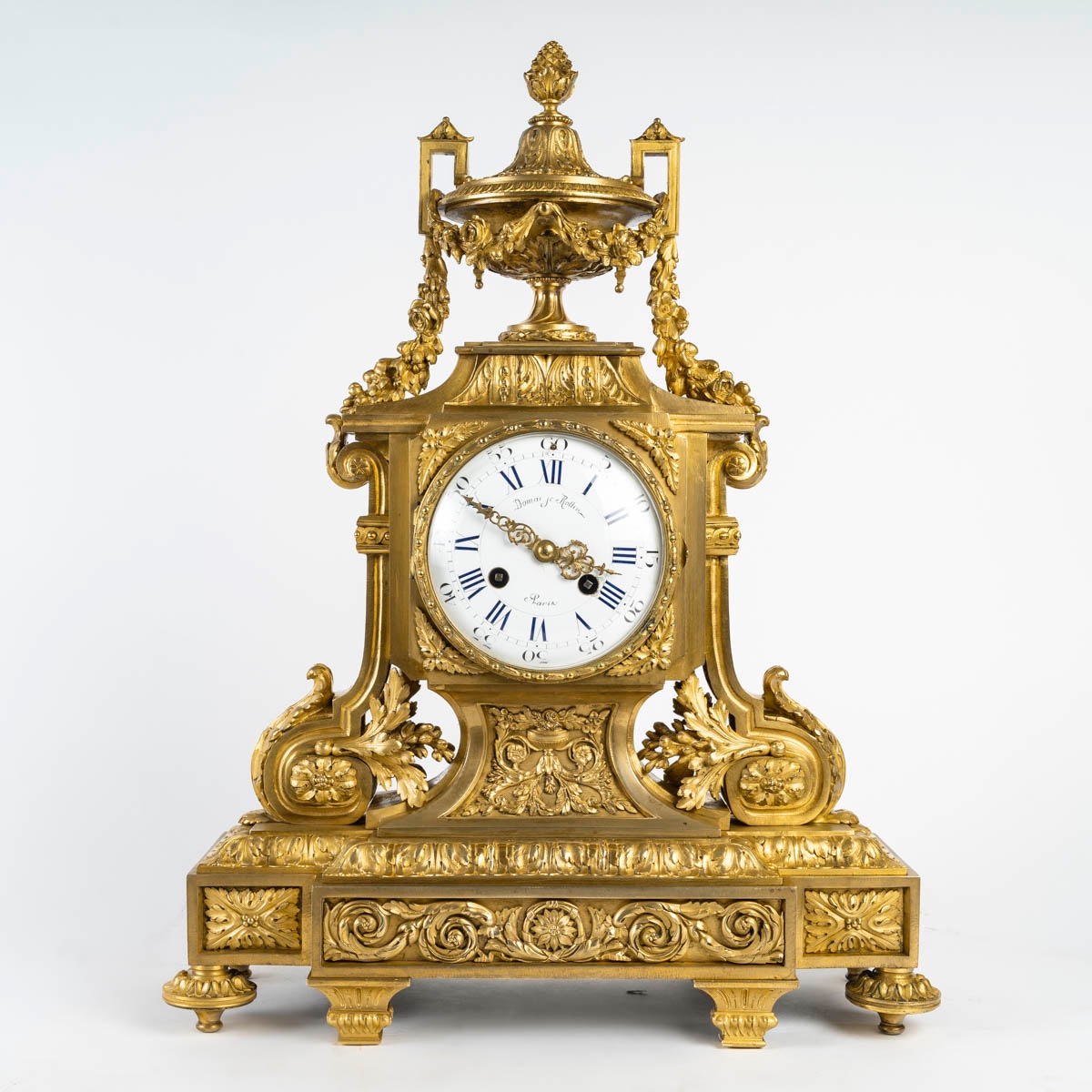 Une pendule en bronze doré de style Napoléon III, fin du XIXe siècle — 2