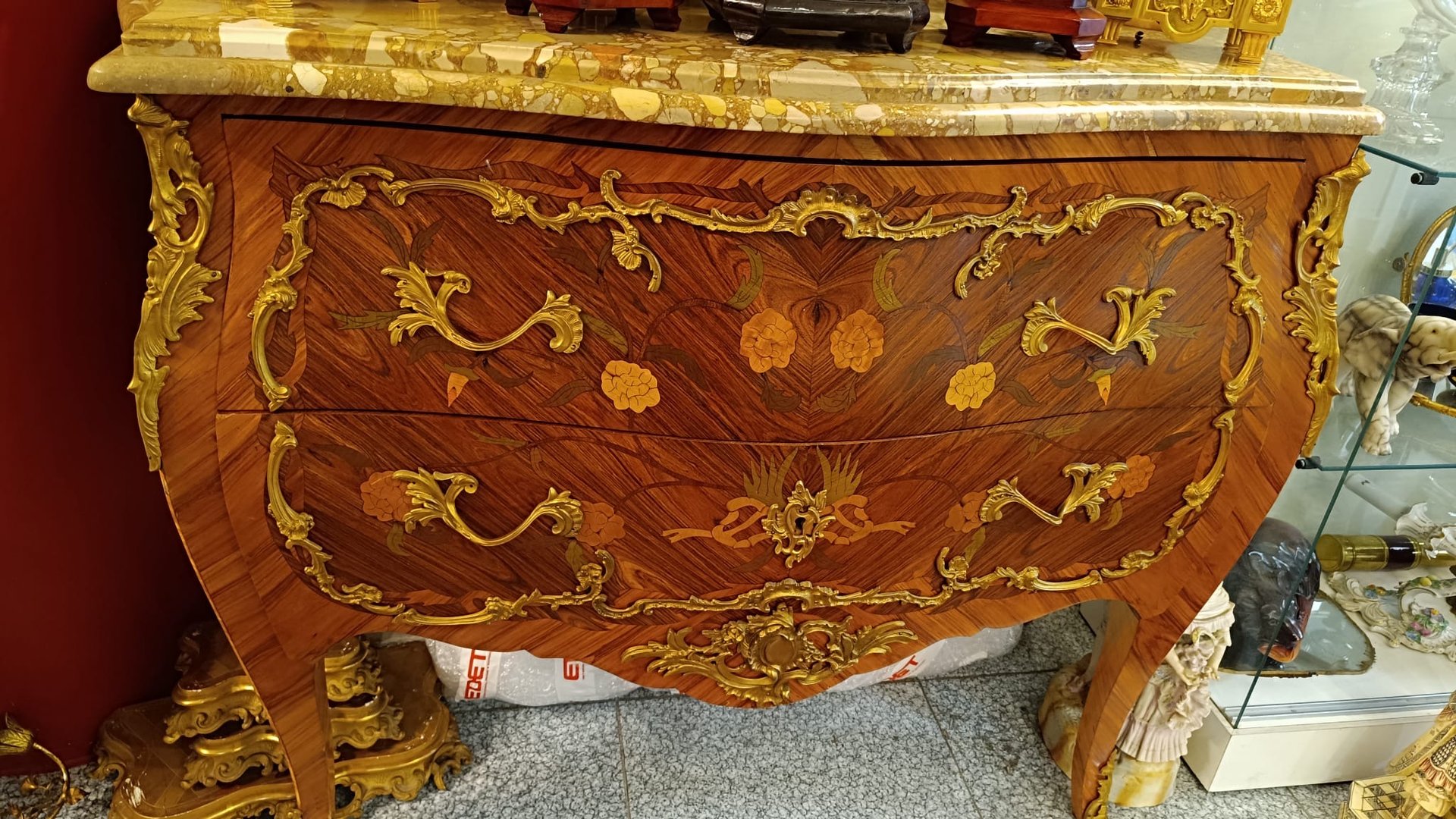 Une commode de style Louis XV, début XXI siècle — 3