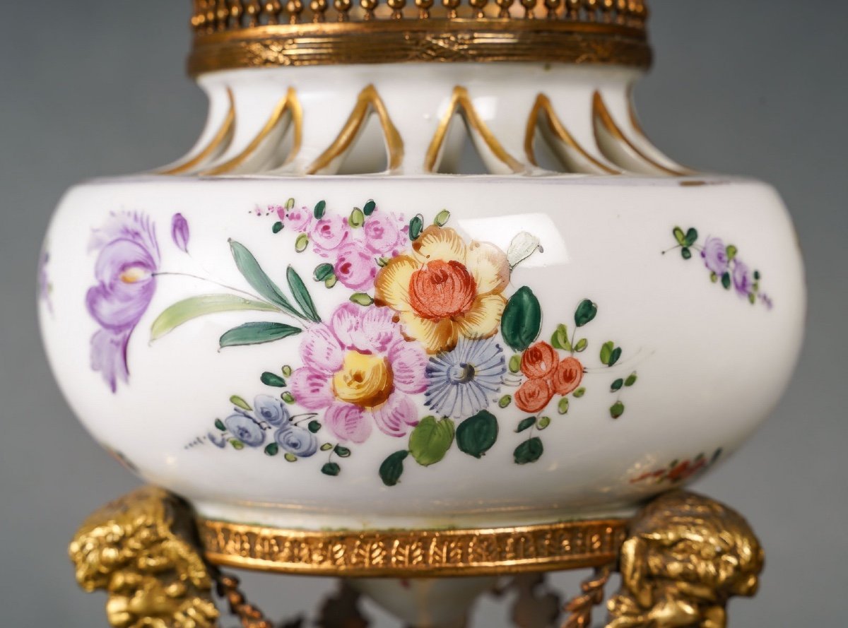 Paire de Brûle-parfums en porcelaine fin du XIXe siècle — 6
