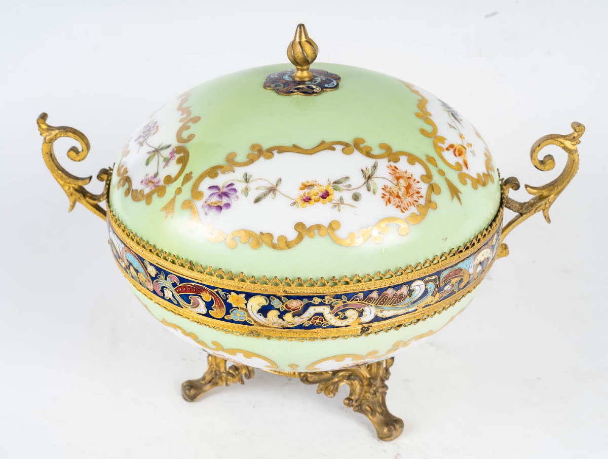 Une bonbonnière en porcelaine et bronze cloisonné, fin du XIXe siècle — 7