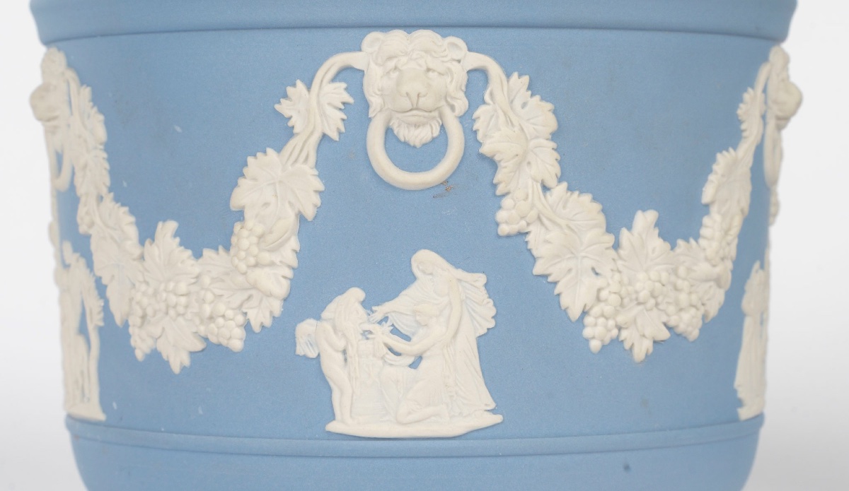 Une paire de cache-pots en porcelaine de Wedgwood début du XXe siècle — 3