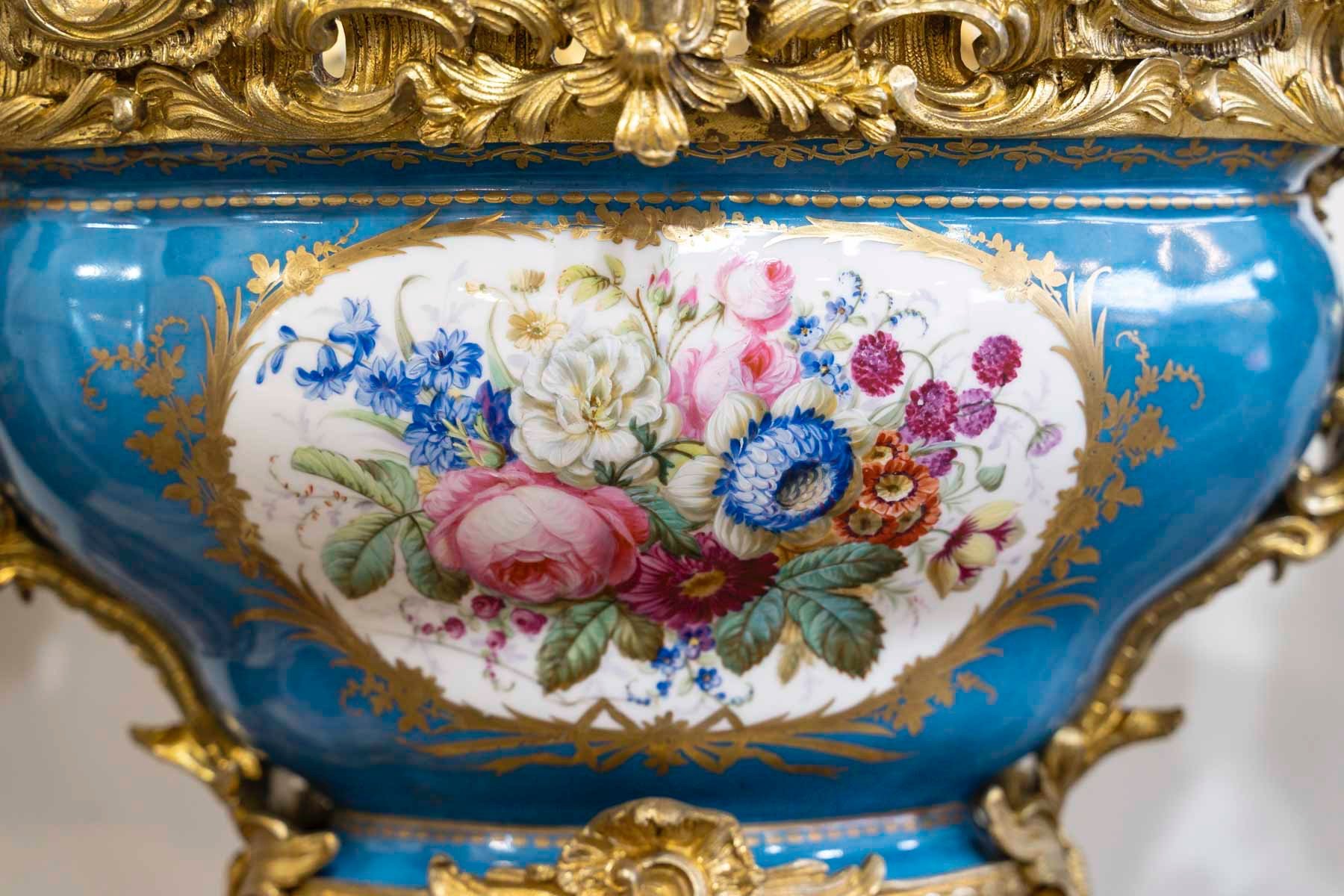 Paire de grandes coupes en porcelaine bleu céleste et bronze doré par H. Picard, XIXe siècle — 21