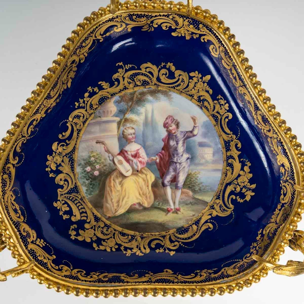 Une coupe en porcelaine de Sèvres et belle ornementation en bronze doré, fin du XIXe siècle — 7