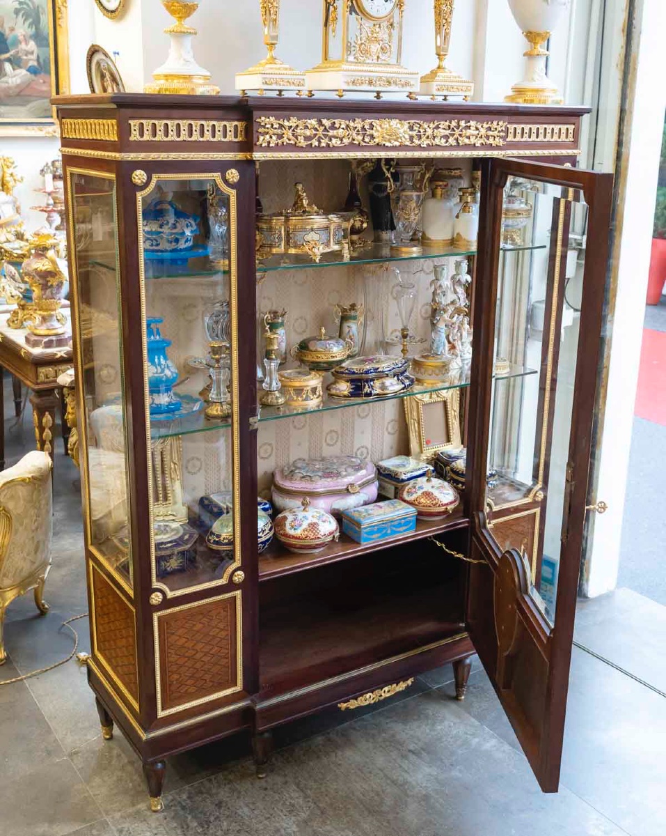 Une vitrine de style Louis XVI, fin du XIXe siècle — 12