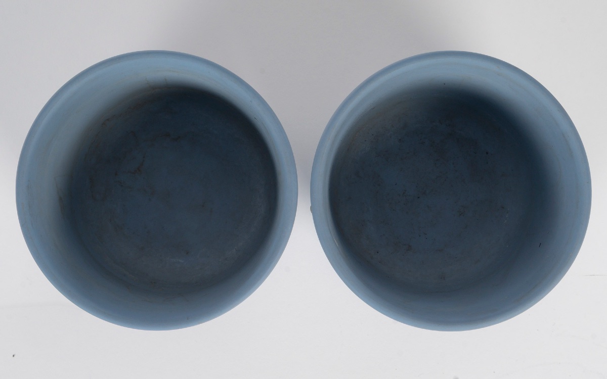 Une paire de cache-pots en porcelaine de Wedgwood début du XXe siècle — 13
