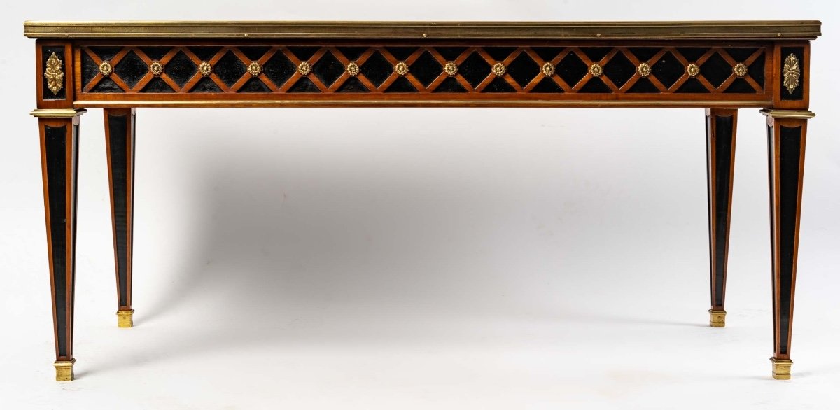 Une table basse de style Louis XVI, début du XXe siècle — 4