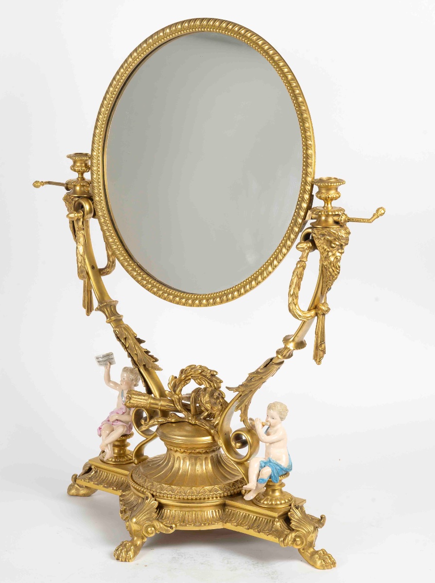 Un grand miroir de table en bronze doré et sculpture en porcelaine, fin du XIXe siècle — 4