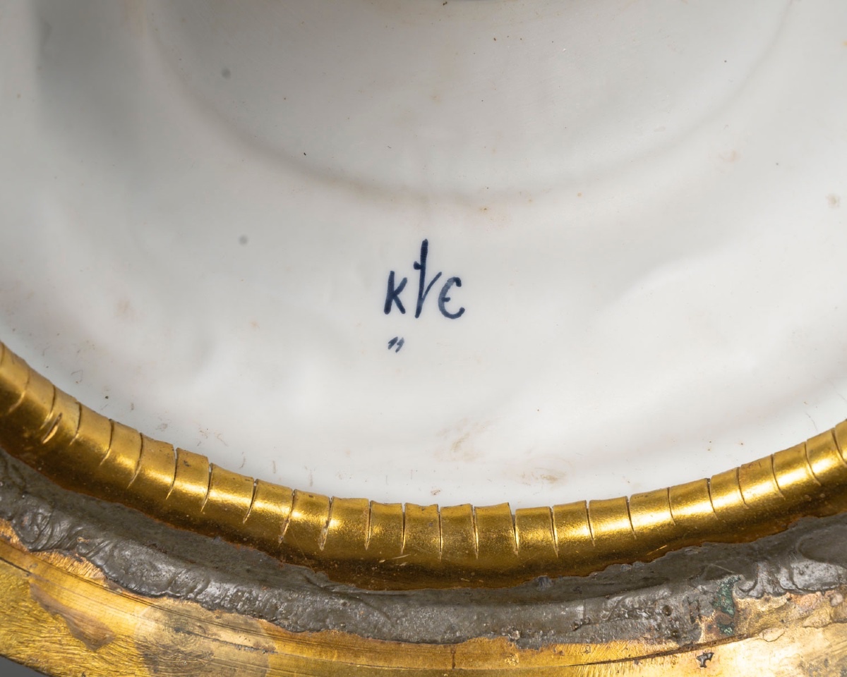 Biscuit une paire de vases en porcelaine de biscuit, fin du XIXe siècle — 12