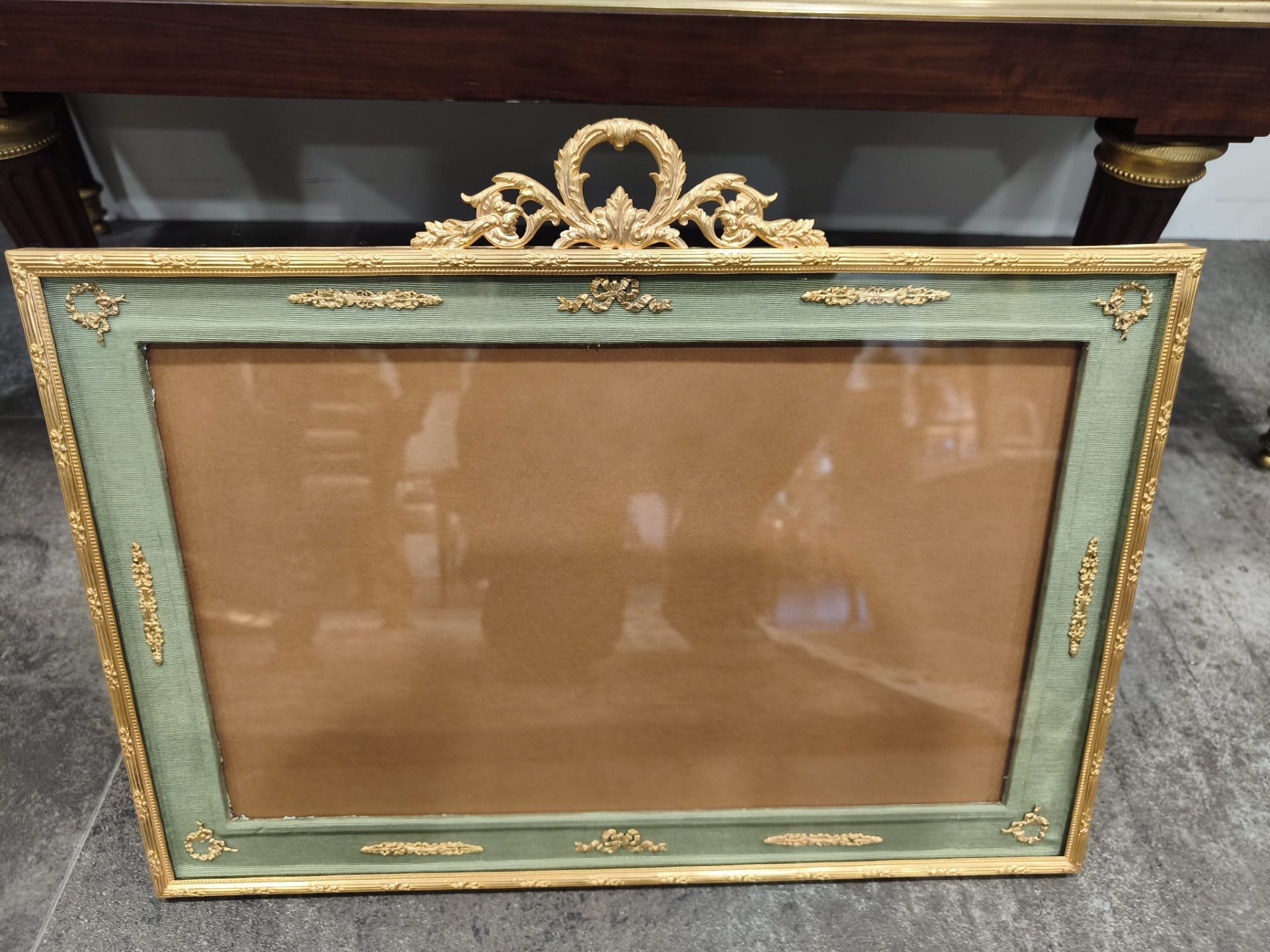 Grand cadre photo en bronze doré de style Louis XVI, fin du XIXe siècle — 15