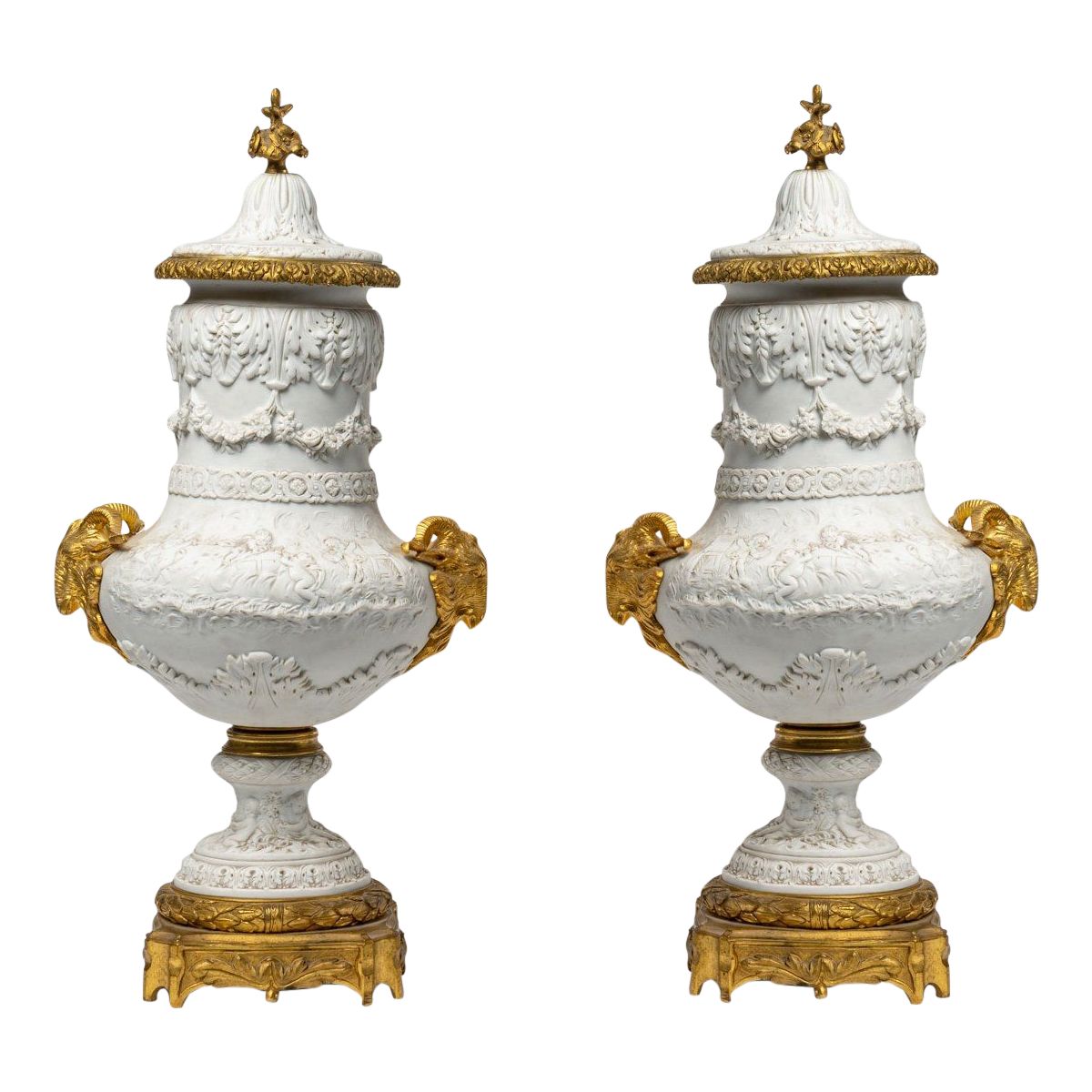 Une paire de vases en porcelaine de biscuit, fin du XIXe siècle — 14