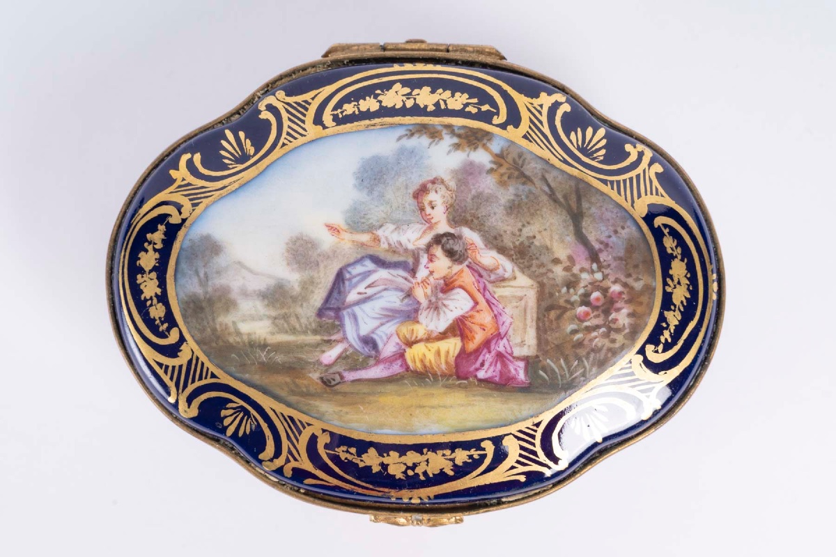 Un petit coffret à bijoux en porcelaine de style Sèvres, fin du XIXe siècle — 7
