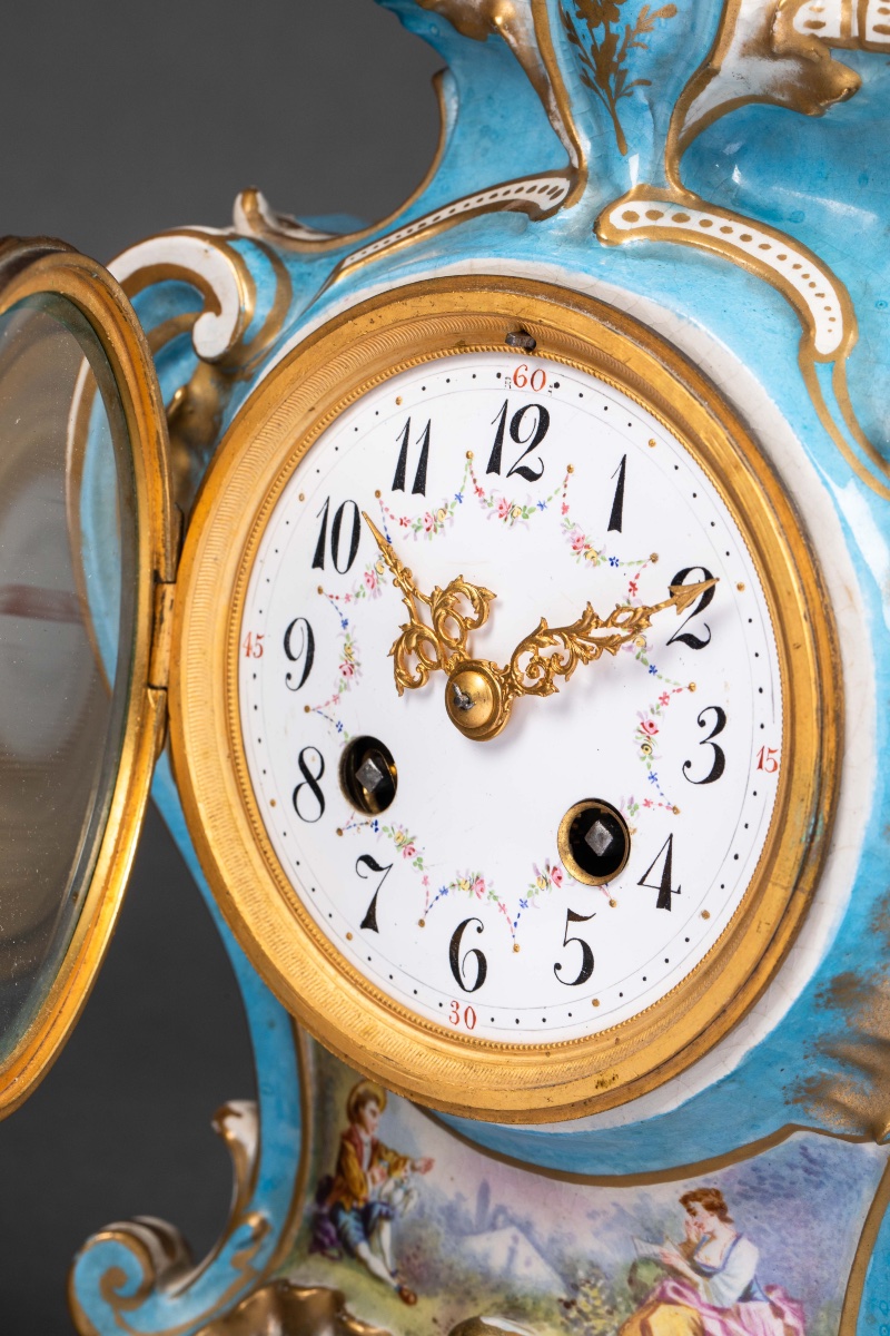 Une pendule en porcelaine de style Louis XV, fin du XIXe siècle — 12