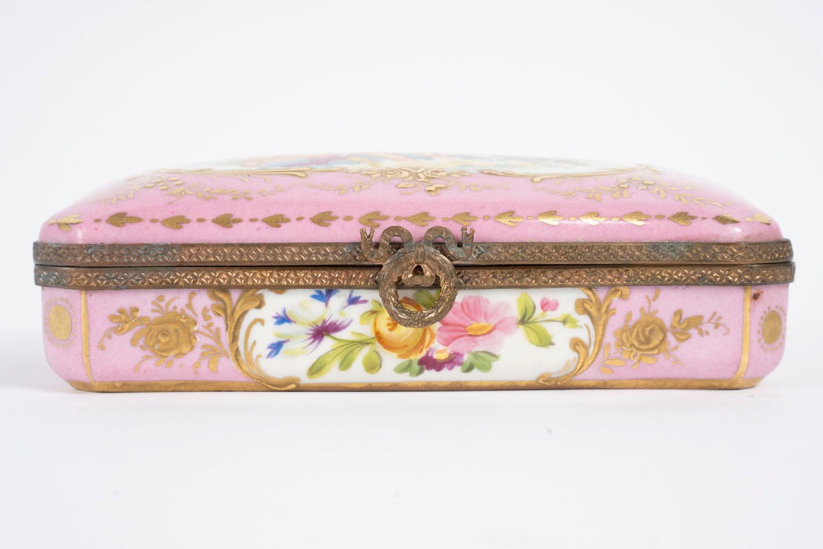 Miniature petite boîte à bijoux en porcelaine de Sèvres, fin du XIXe siècle — 9