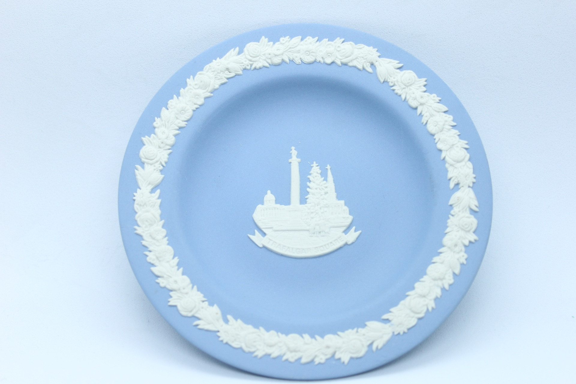 Coupe Commémorative Wedgwood Jasperware – Trafalgar Square – Made in England — 10