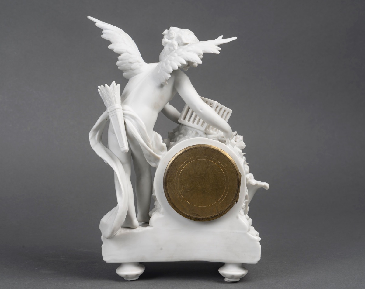 Petite pendule en biscuit de Sèvres, sujet au Cupidon – époque art nouveau — 10