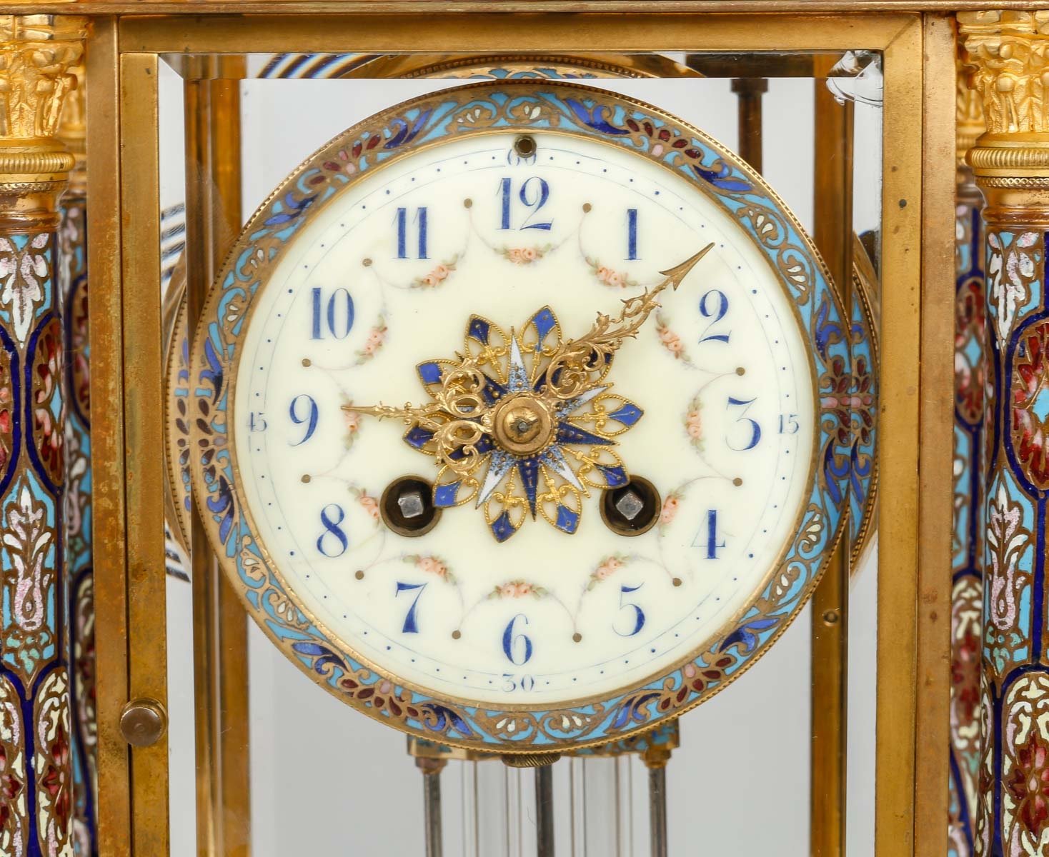 Une garniture en bronze doré et émail cloisonné fin du XIXe siècle — 3