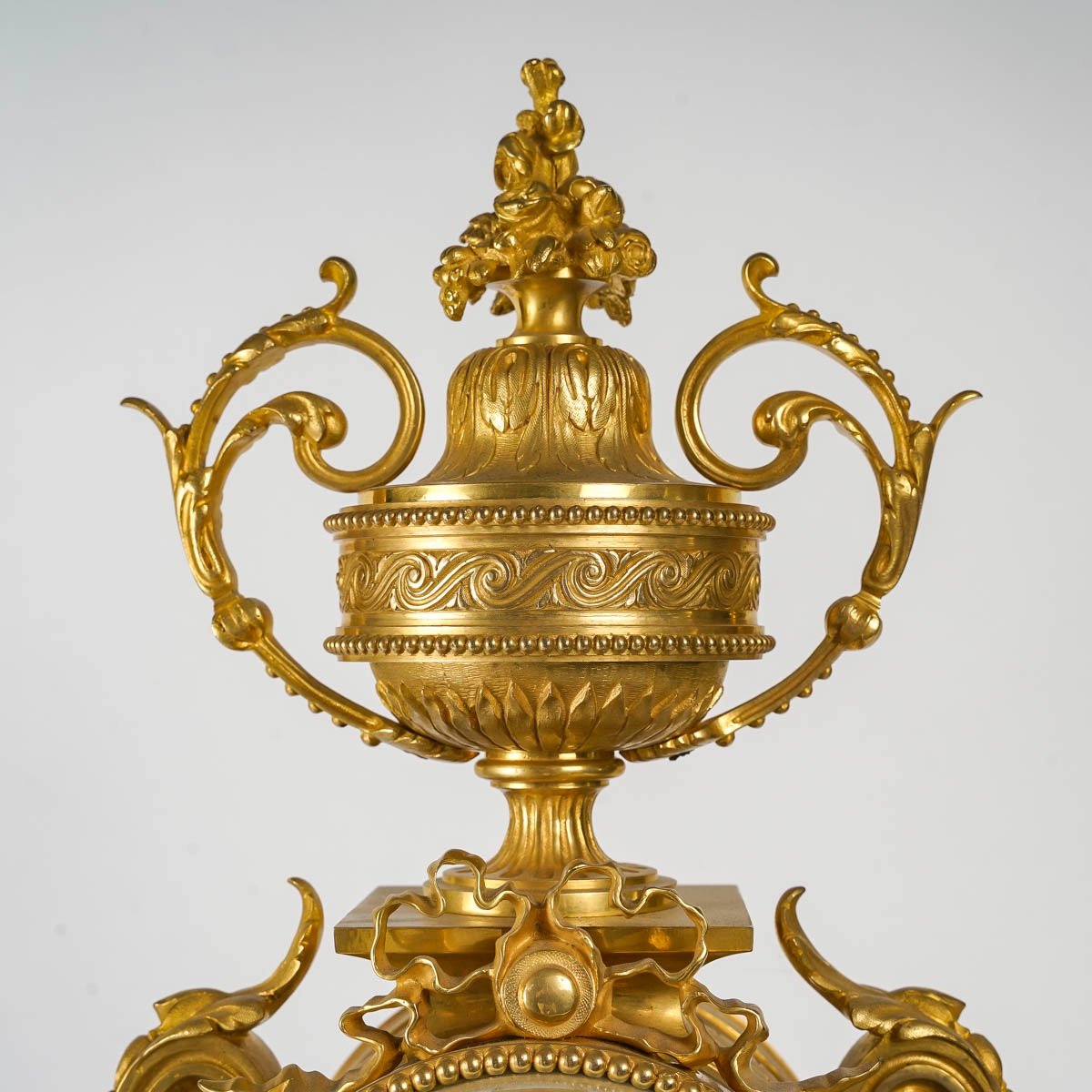 Une pendule en bronze doré de style Louis XVI, XIXè siècle — 7