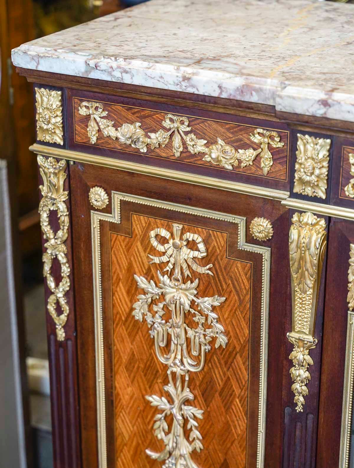 Meuble vitrine à hauteur d'appui de style Louis XVI dans le goût de F.Linke — 9