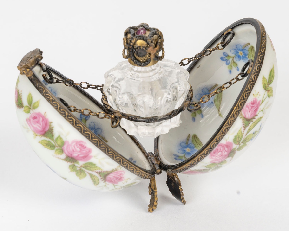 Œuf miniature en porcelaine de Limoges avec flacon à parfum – début du XXe siècle — 11