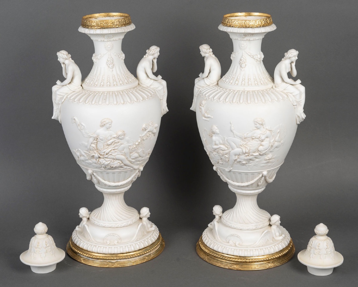 Biscuit une paire de vases en porcelaine de biscuit, fin du XIXe siècle — 11
