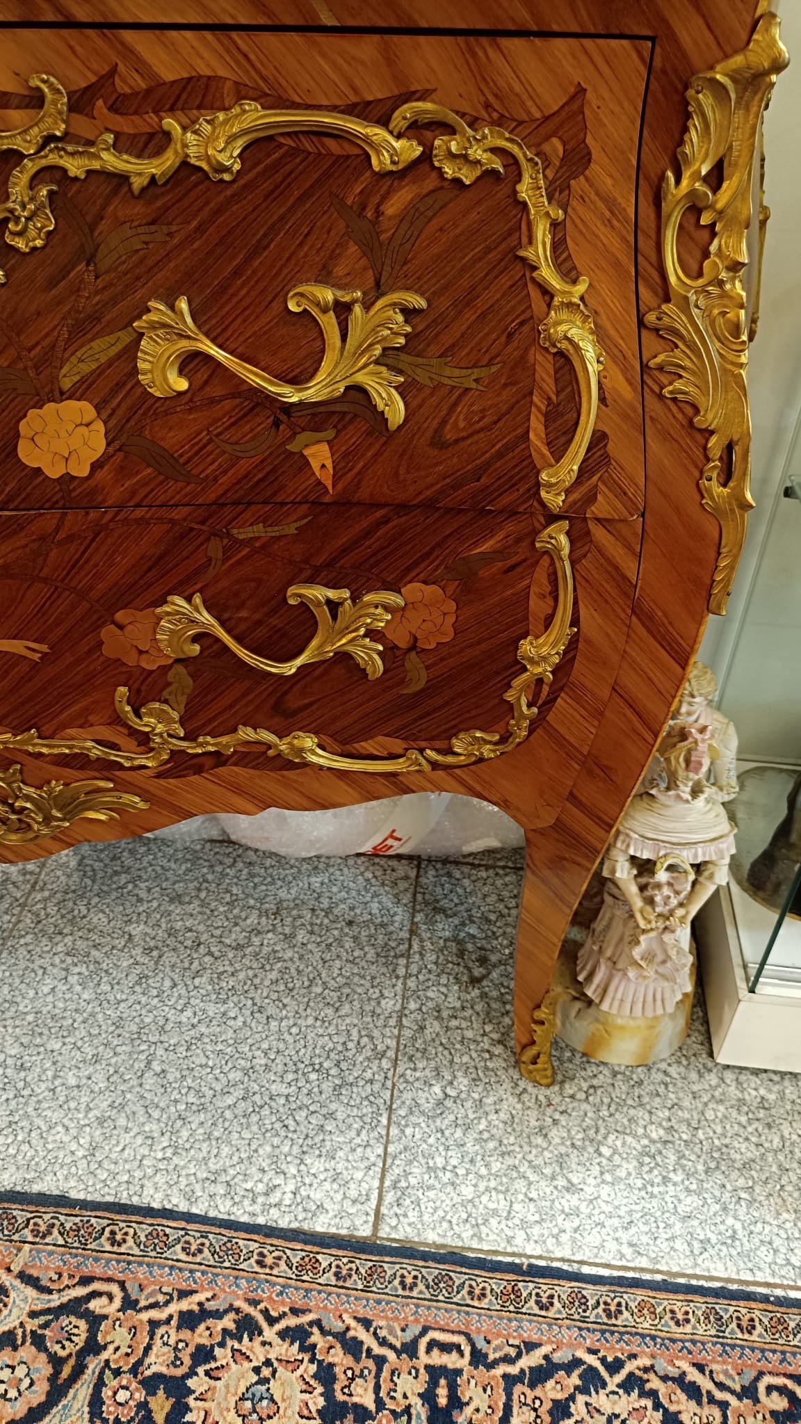 Une commode de style Louis XV, début XXI siècle — 8