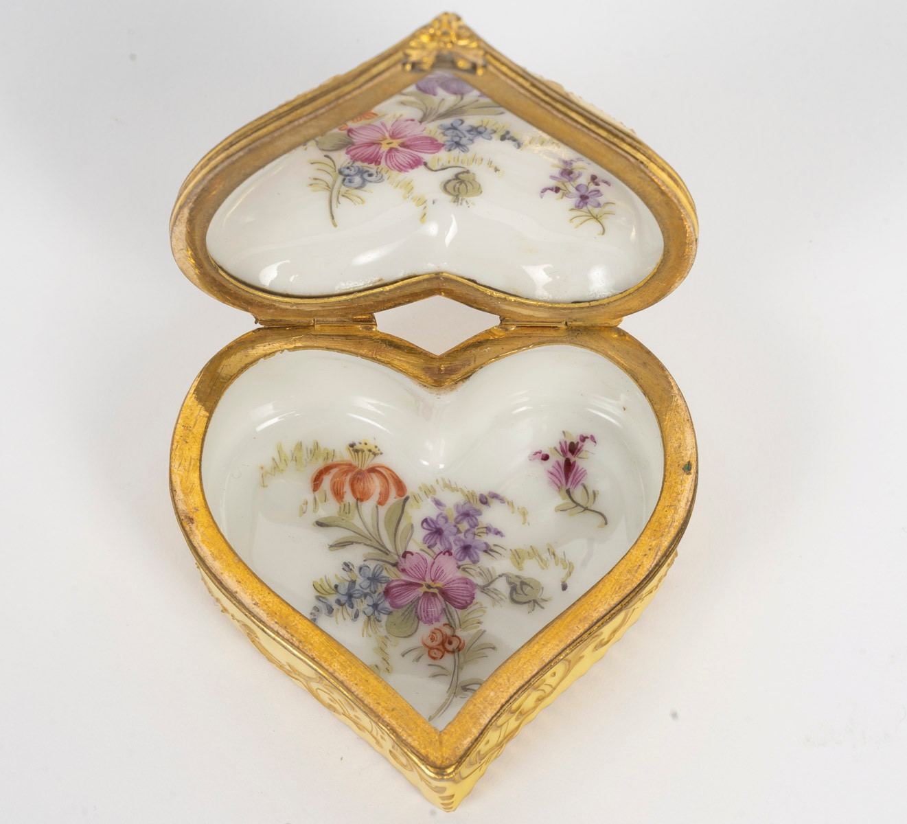 Miniature coffret en forme de coeur en porcelaine Meissen, fin du XIXe siècle — 17