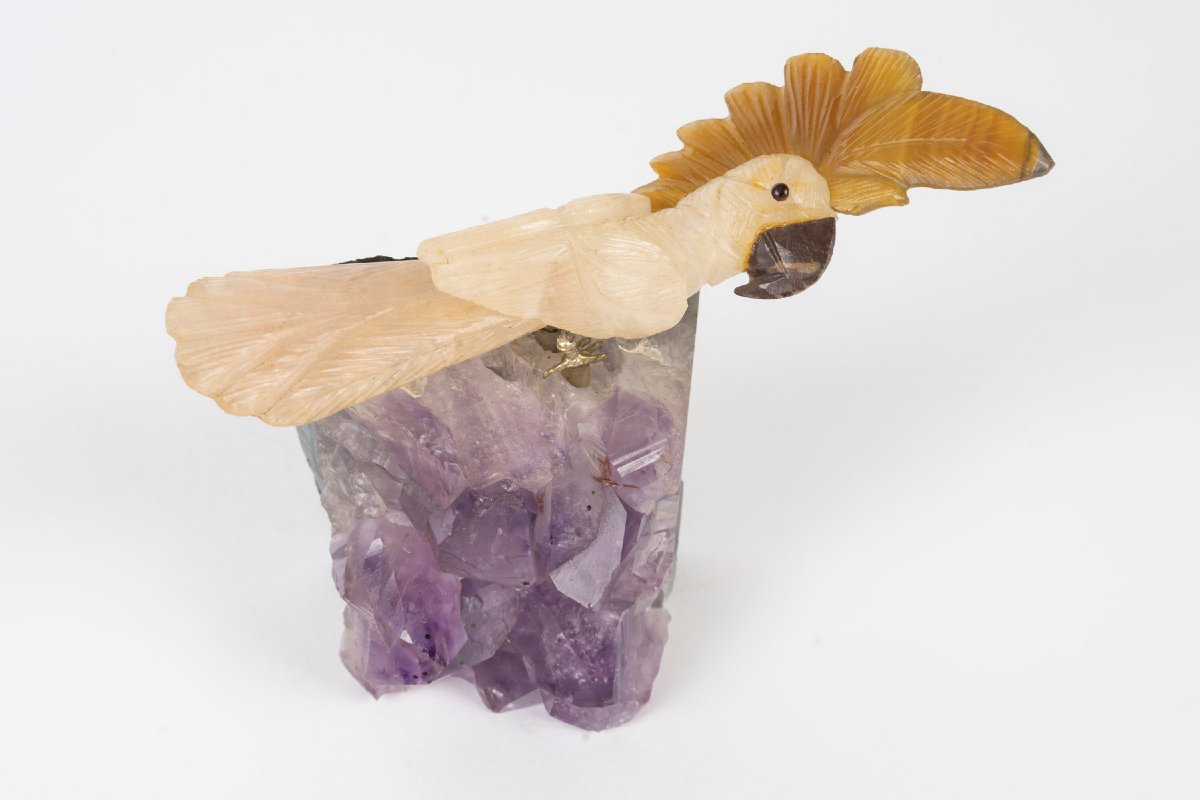 Sculpture miniature de perroquet en pierres dures sur socle d'améthyste, XXe siècle — 2