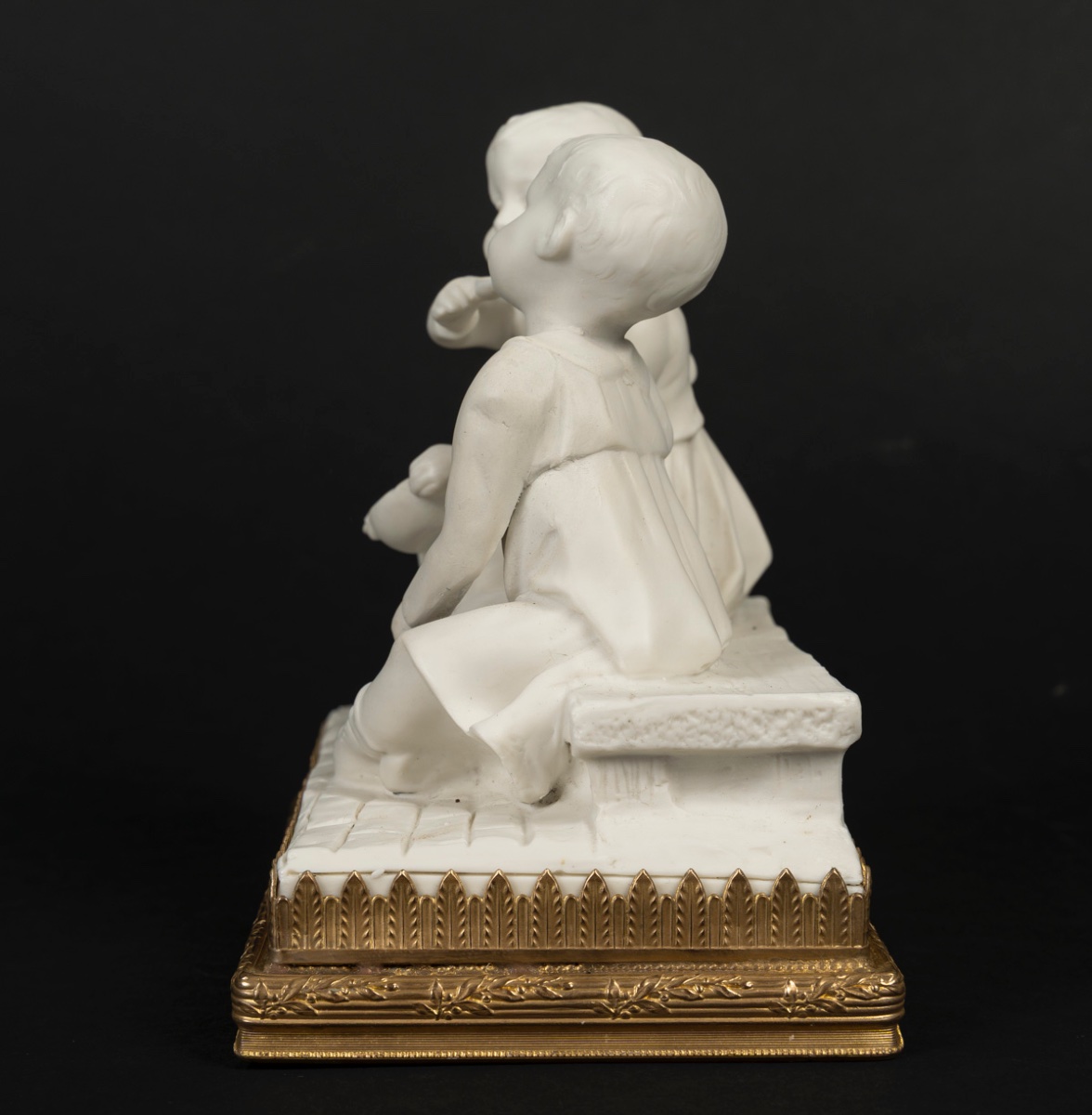 Une petite sculpture en porcelaine de biscuit, époque art nouveau — 9