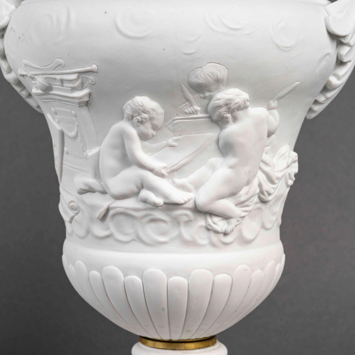 Une paire de vases en biscuit de Sèvres, fin du XIXe siècle — 8