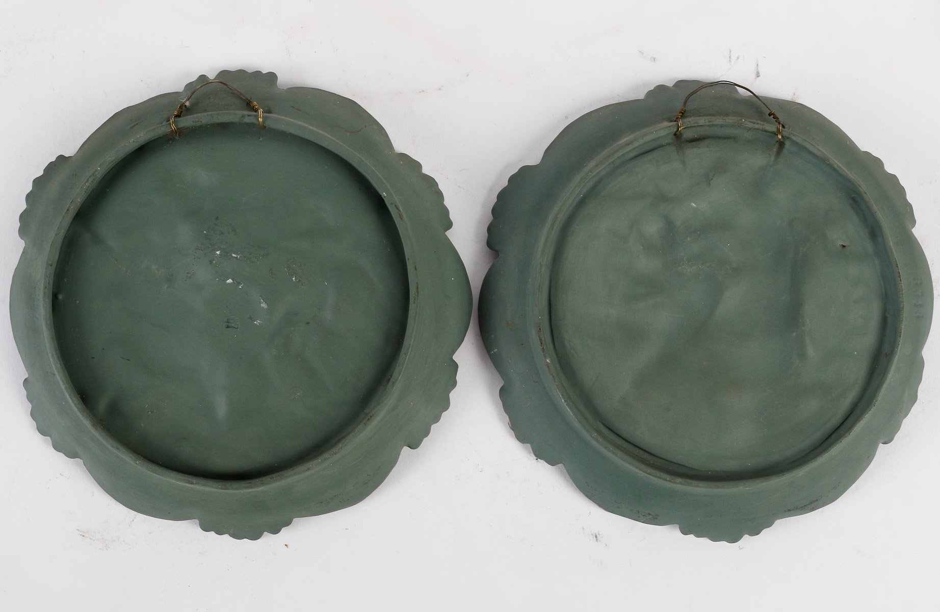 Une paire de plaques en porcelaine de style Wedgwood fin du XIXe siècle — 9