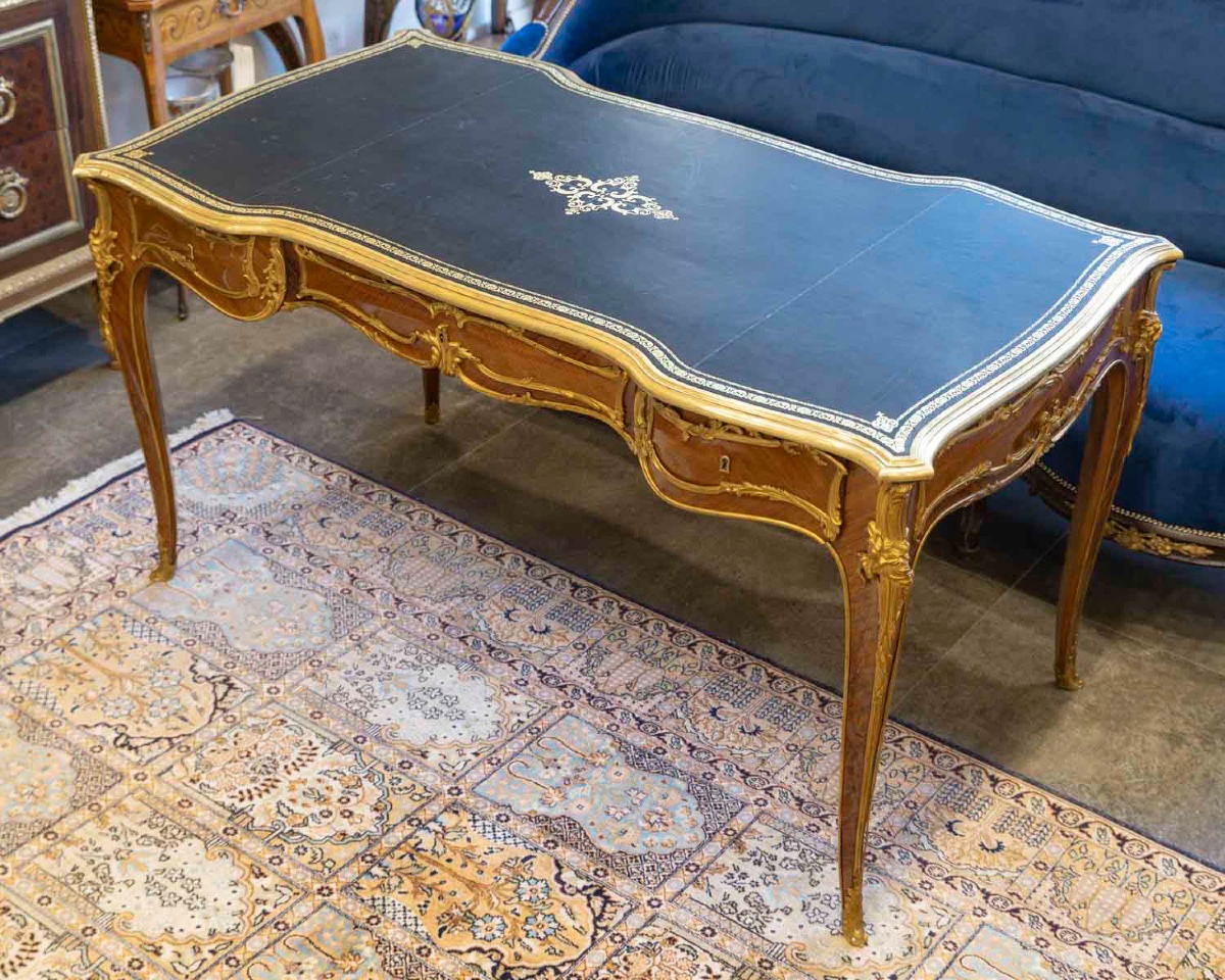 Bureau plat de style Louis XV en bois de violette et bronzes dorés, fin du XIXe siècle — 4