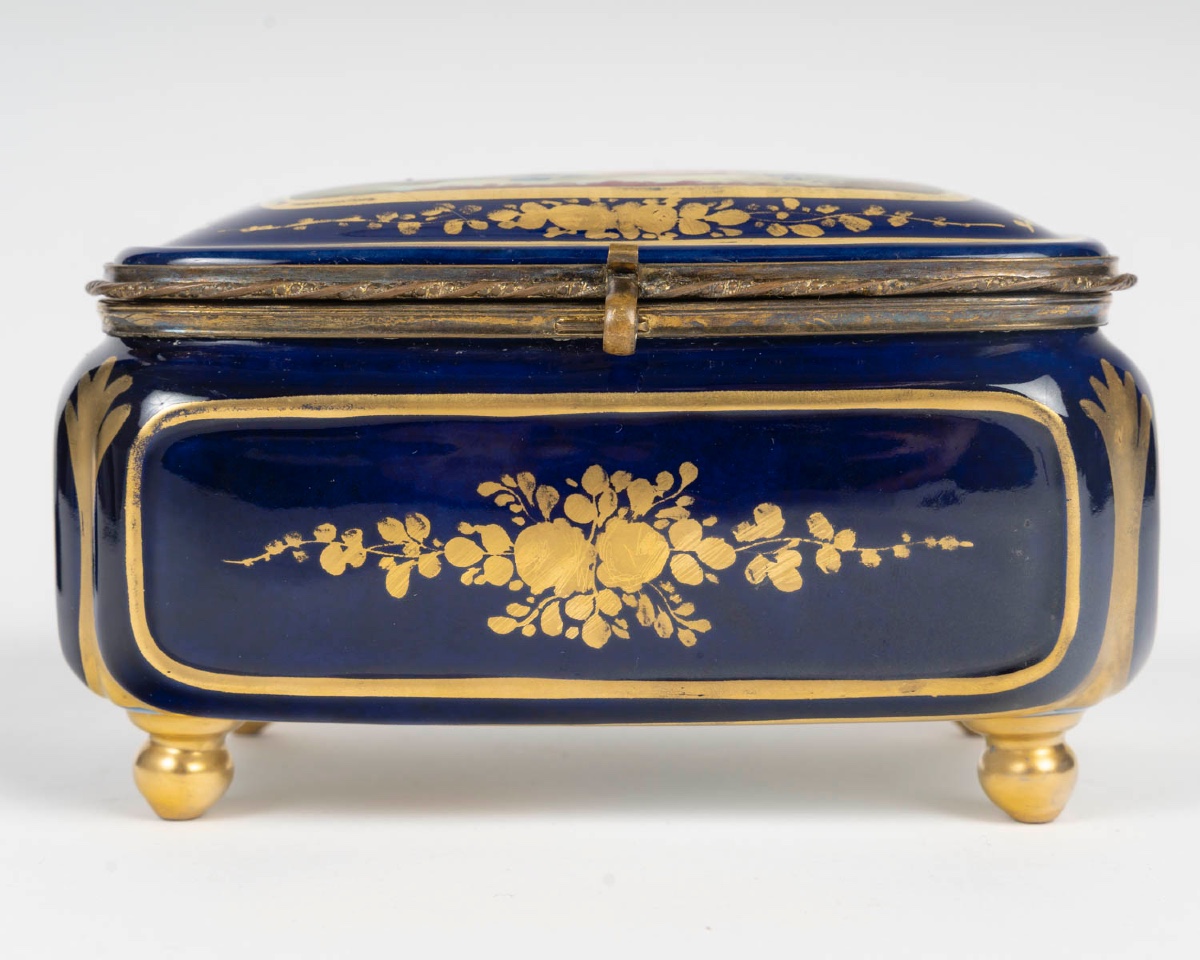 Un coffret à bijoux en porcelaine de Sèvres, fin du XIXe siècle — 2