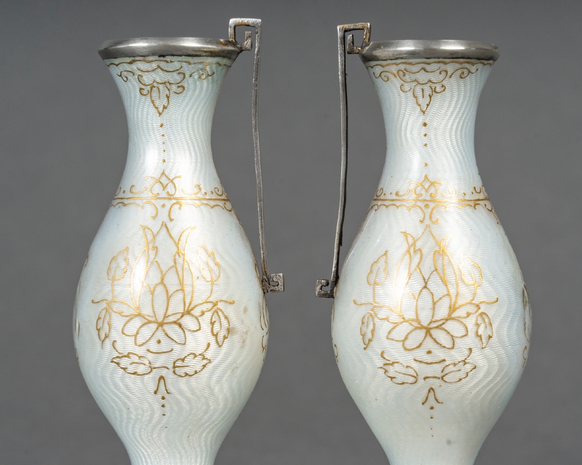 Une paire de vases miniatures en émail, fin du XIXe siècle — 7