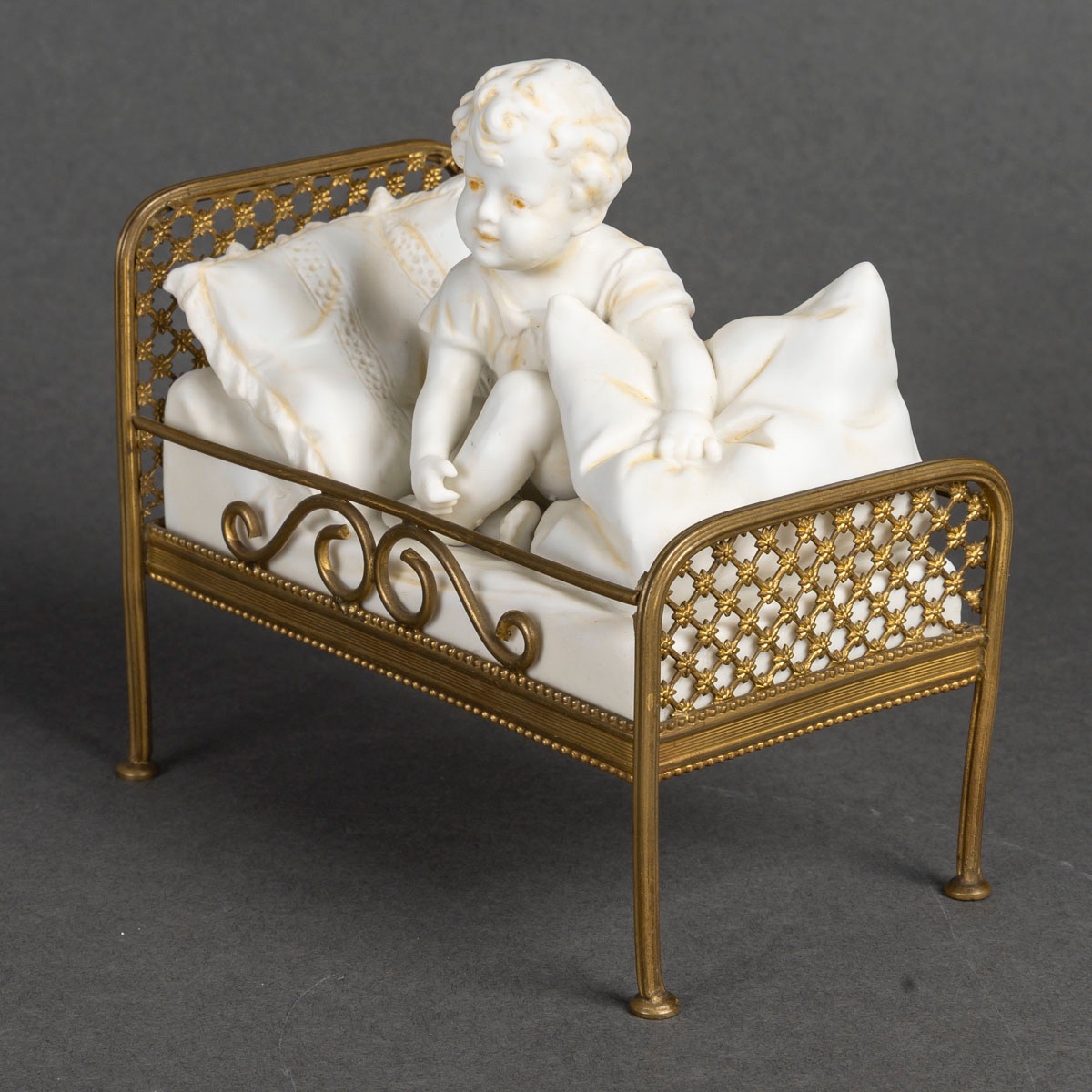 Un biscuit de petit enfant dans son lit, Autrichien art nouveau — 12