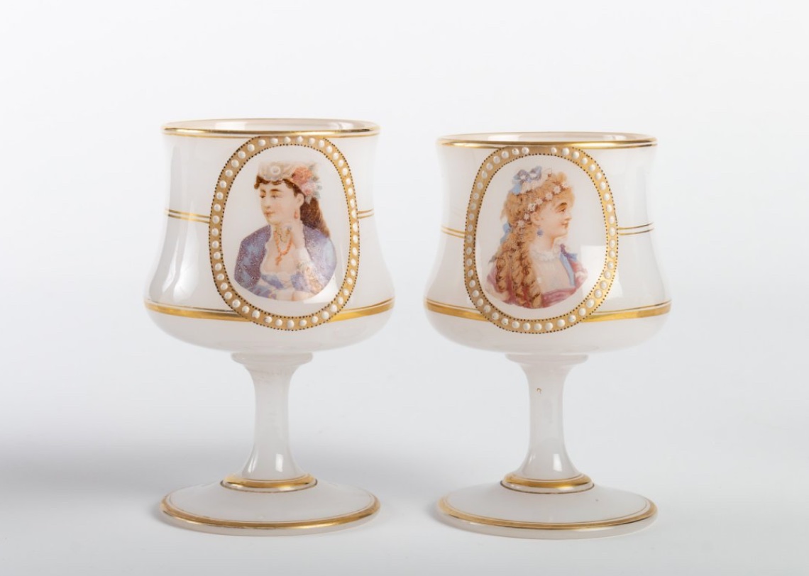 Service de nuit en opaline blanche à portraits féminins, époque Napoléon III, fin du XIXe siècle — 5