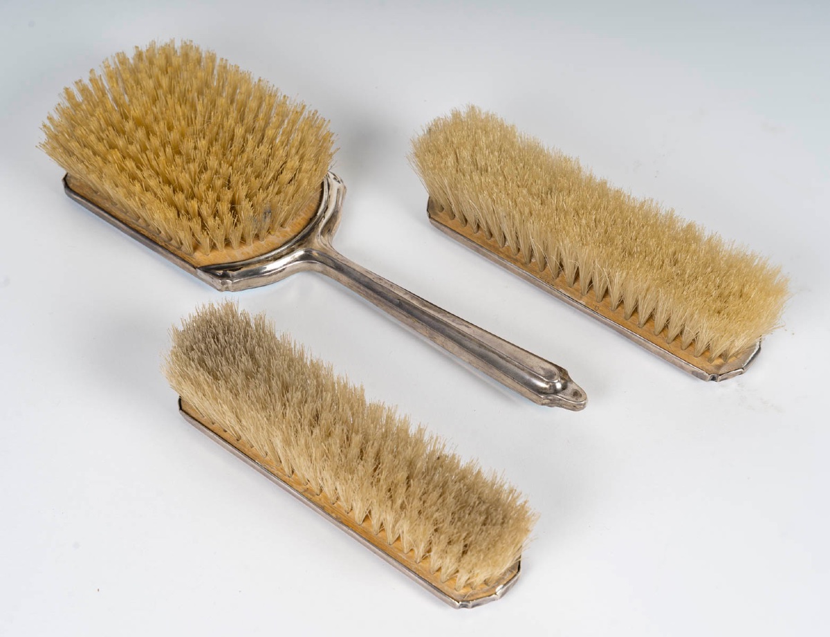 Une Série de nécessaire de Toilette en émail, fin du XIXe siècle — 4