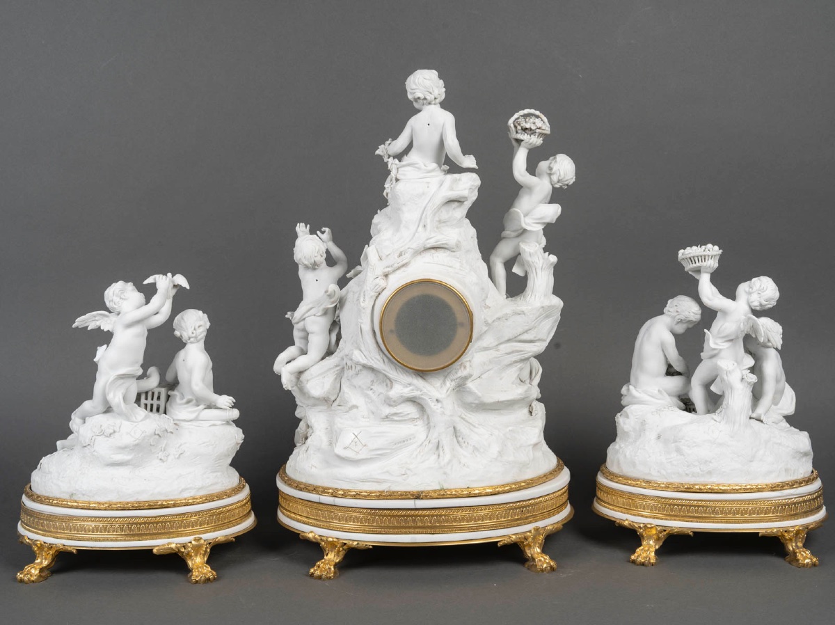 Garniture en biscuit de Sèvres et bronze doré, de style Louis XVI, XIXe siècle — 3
