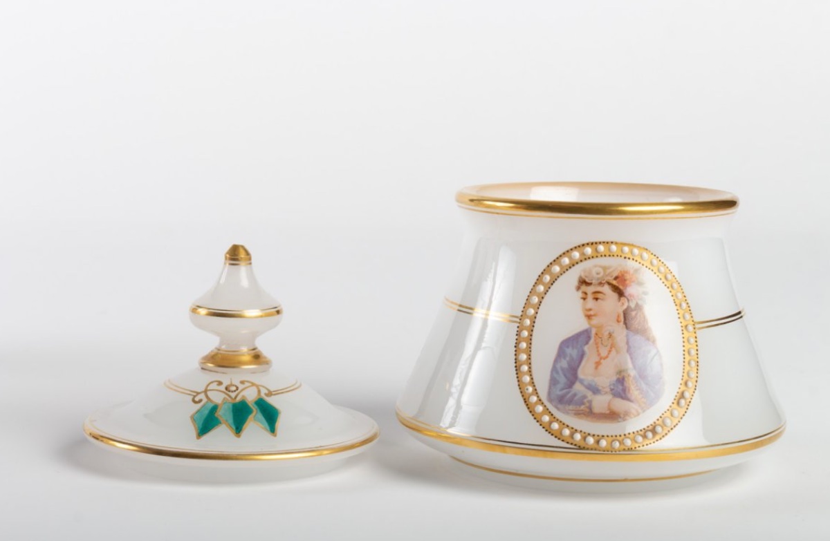 Service de nuit en opaline blanche à portraits féminins, époque Napoléon III, fin du XIXe siècle — 10