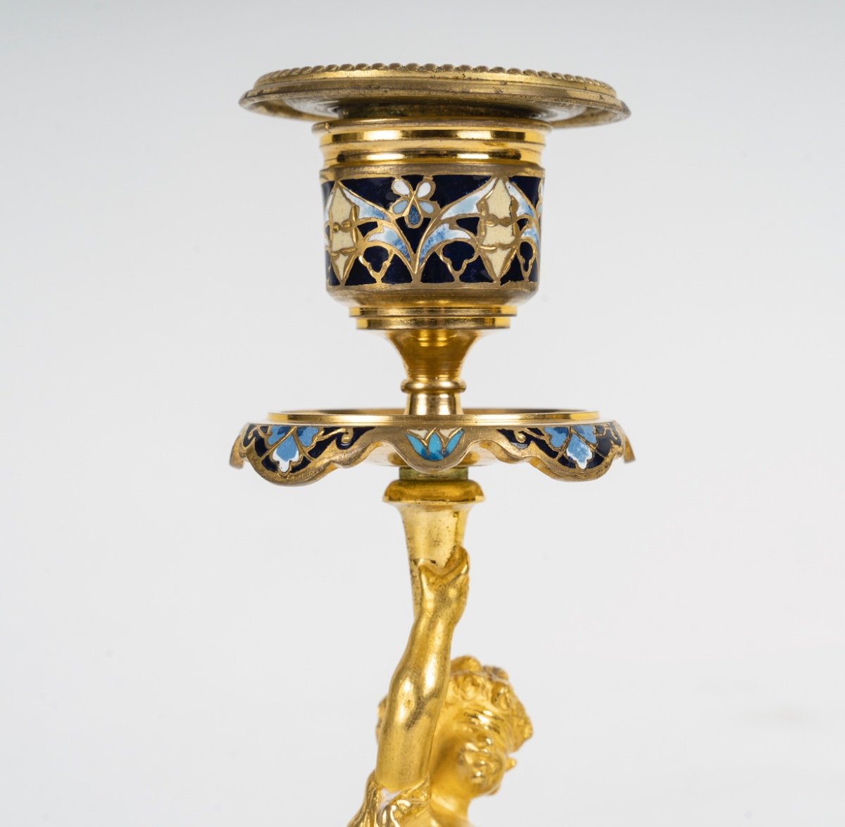 Une paire de bougeoirs en bronze doré et émail cloisonné, fin du XIXe siècle — 9