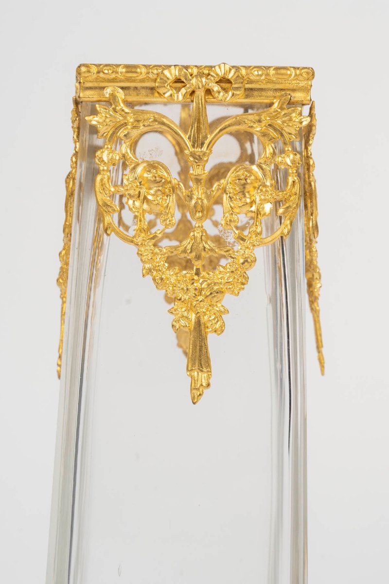 Paire de vases en cristal et laiton doré à décor de mascarons, vers 1900 — 5