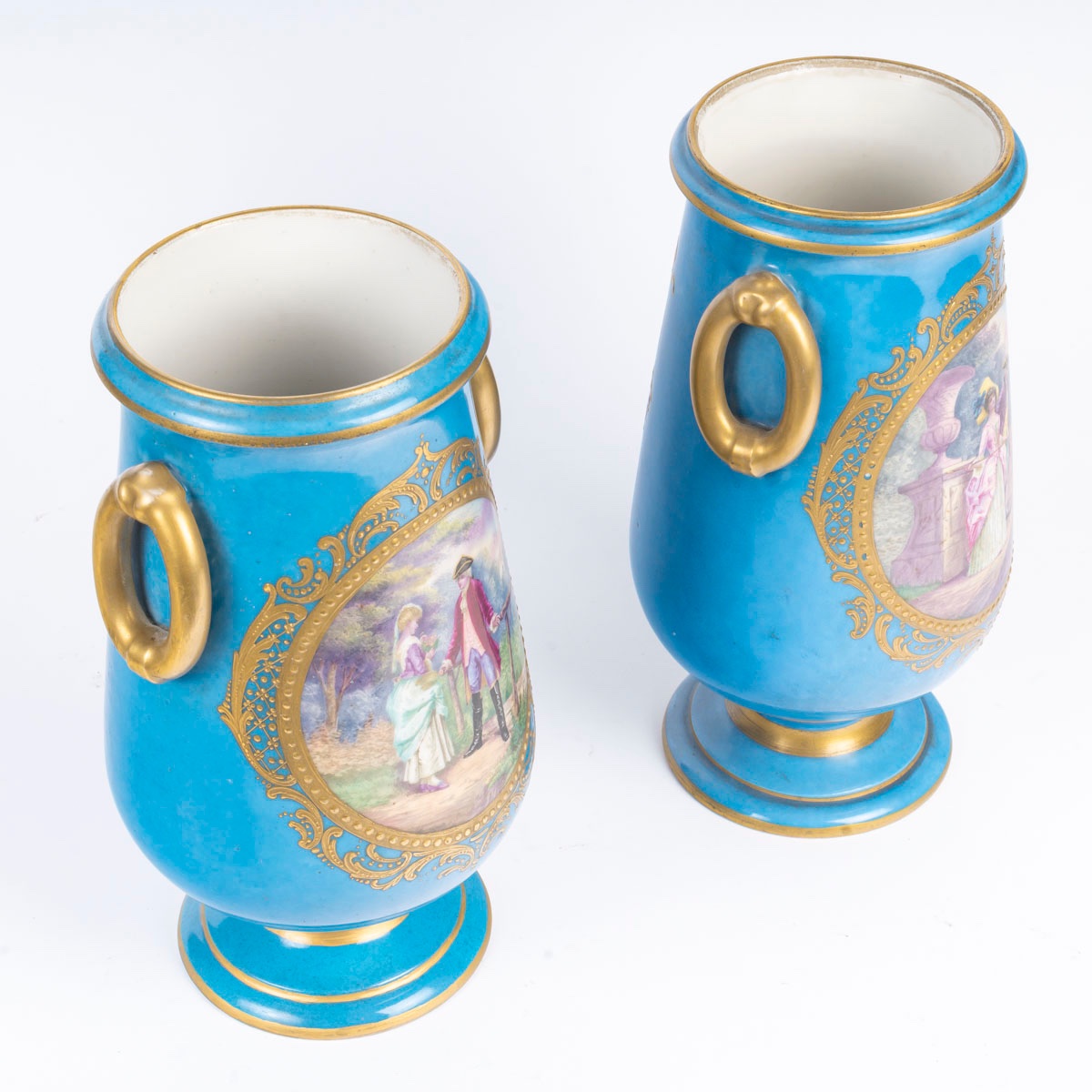 Paire d’urnes en porcelaine dans le goût de Sèvres – fin du XIXe siècle — 9
