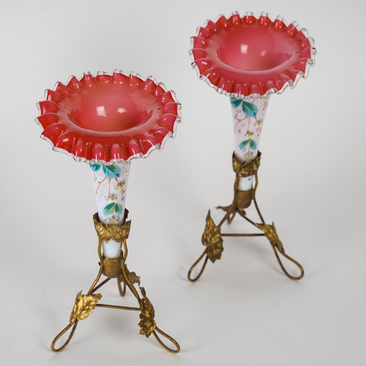 Une paire de vases de forme Cornets en opaline fin du XIXe siècle — 3