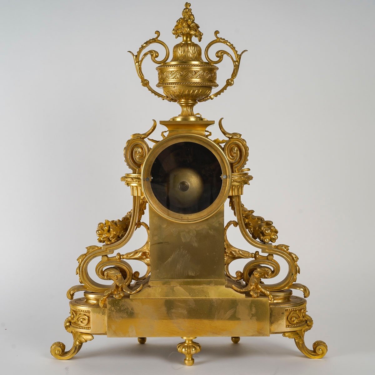 Une pendule en bronze doré de style Louis XVI, XIXè siècle — 5
