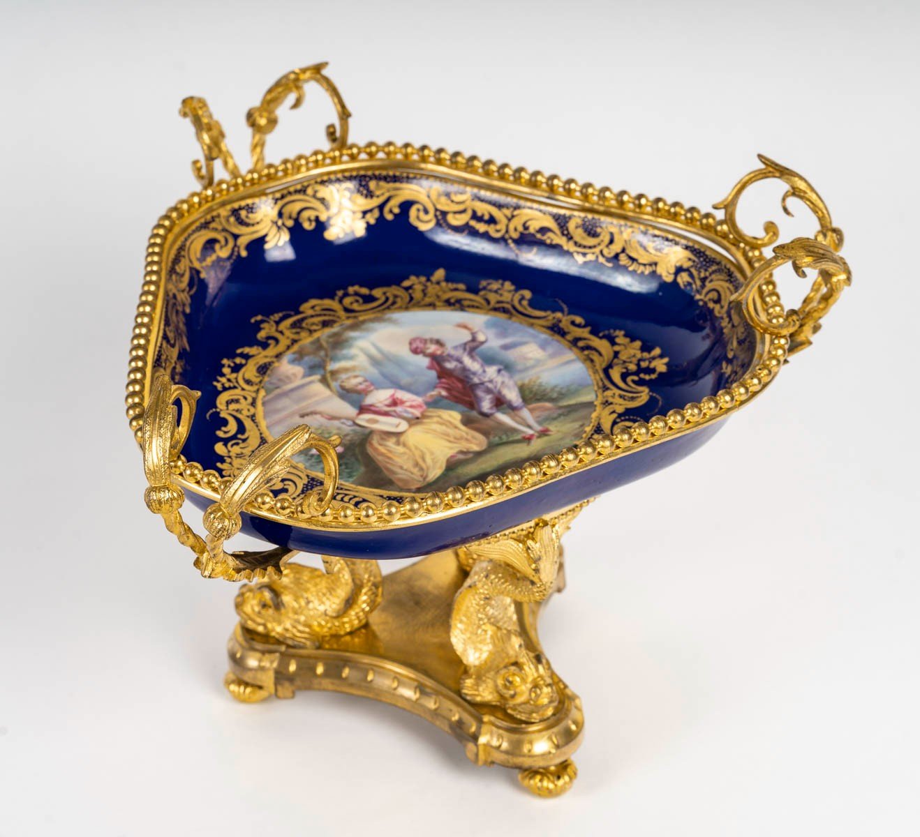 Une coupe en porcelaine de Sèvres et belle ornementation en bronze doré, fin du XIXe siècle — 4