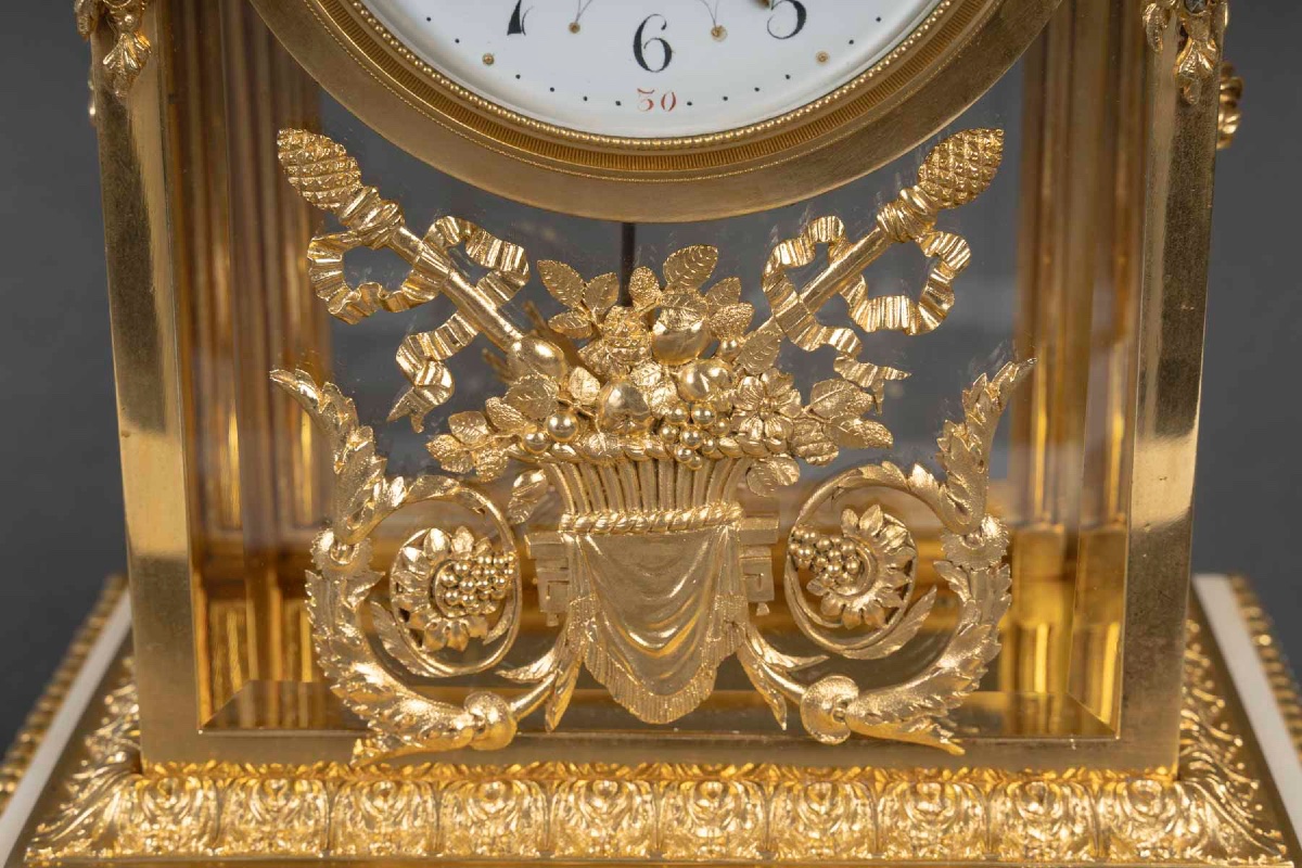 Une garniture de cheminée en bronze doré et marbre blanc, XIXe siècle — 10