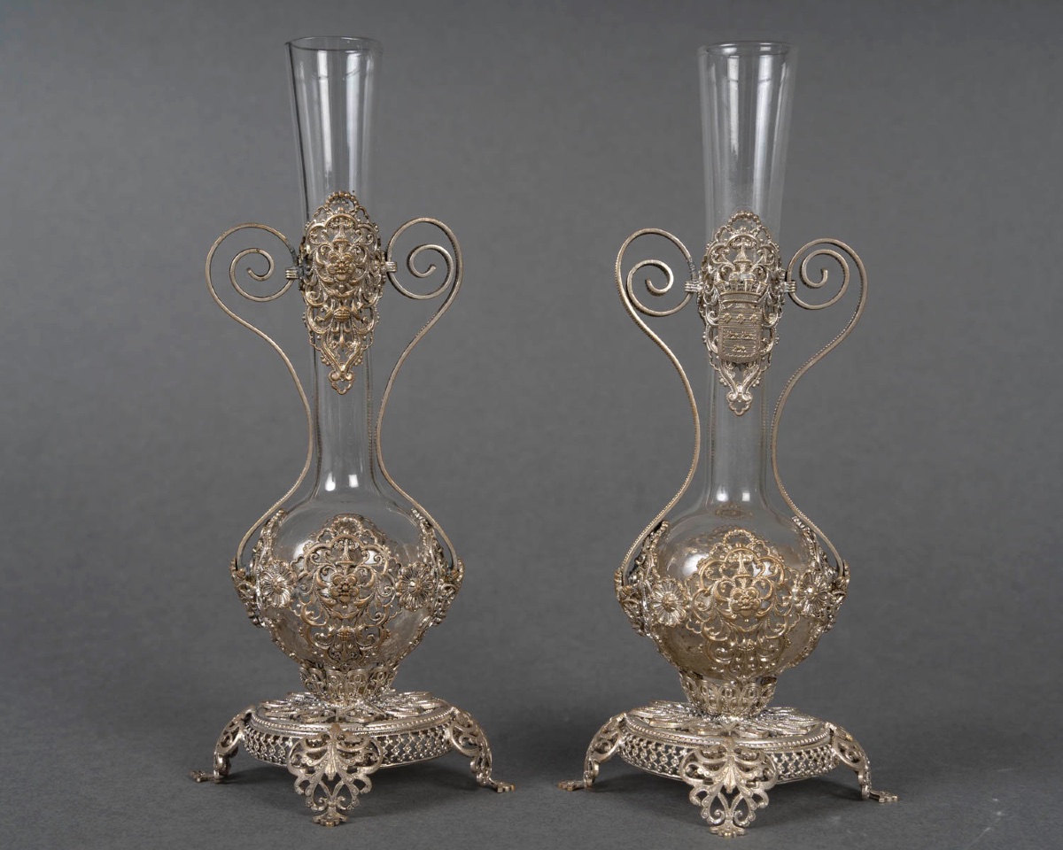 Une paire de petits vases en verre et monture en métal argenté, fin du XIXe siècle — 12