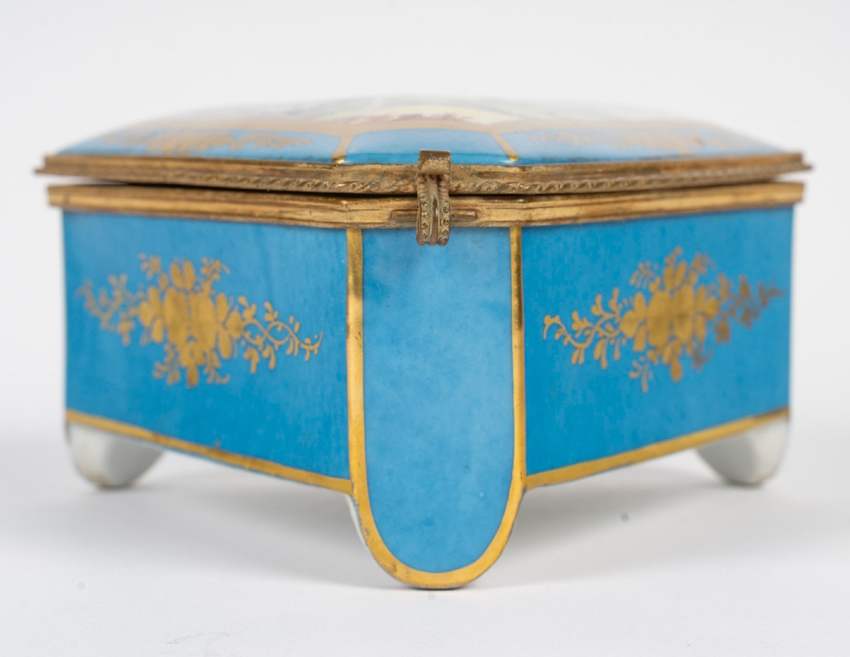 Un coffret à bijoux en porcelaine de Sèvres, fin du XIXe siècle — 5