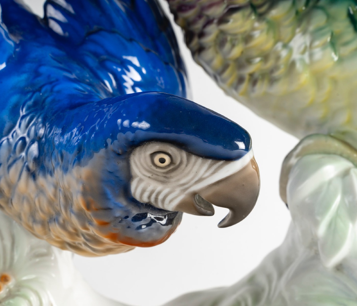 Un groupe en porcelaine de deux sculptures de perroquets début du XXe siècle — 7