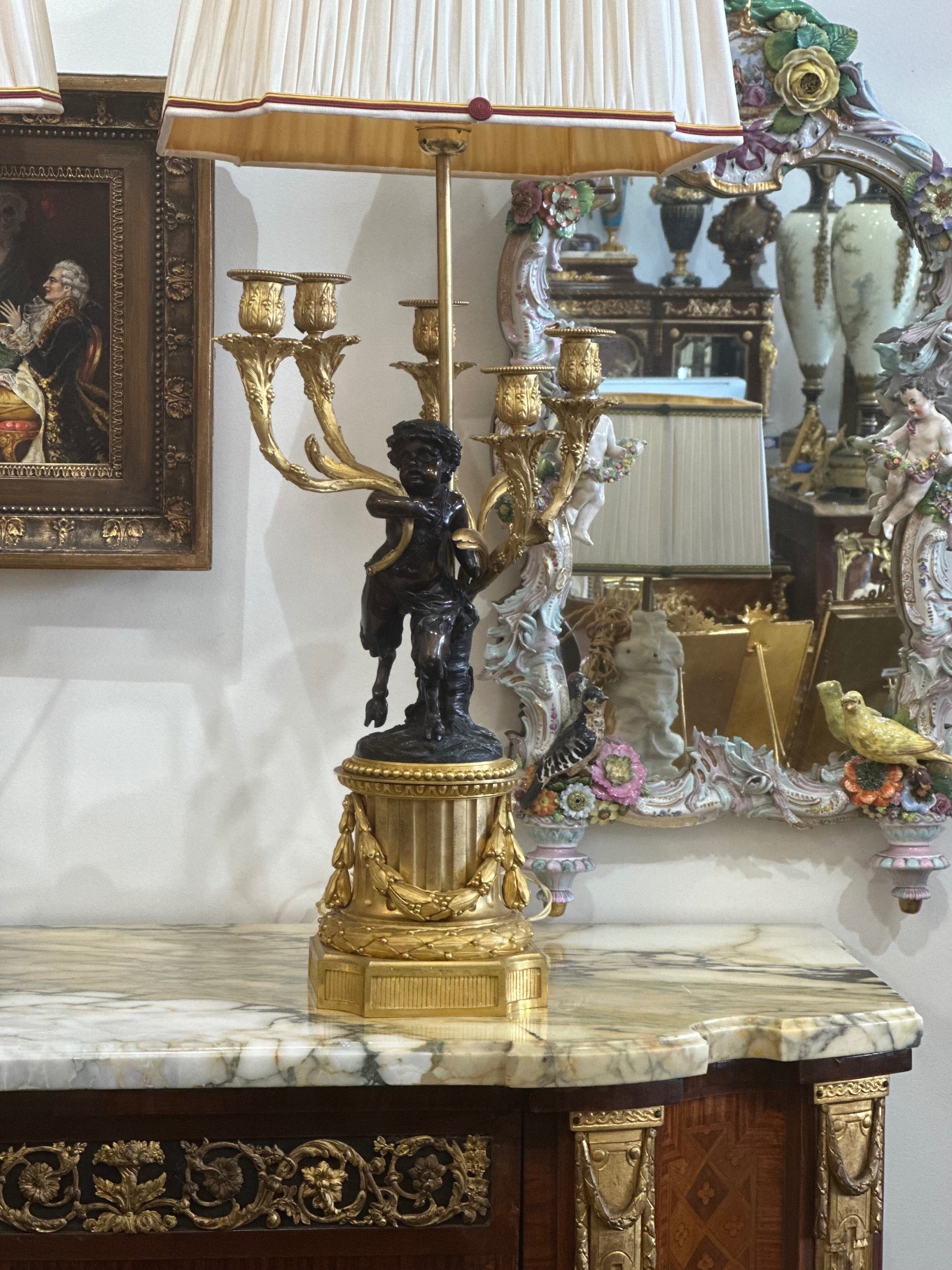 Une Importante paire de lampes en bronze doré circa 1880 — 5