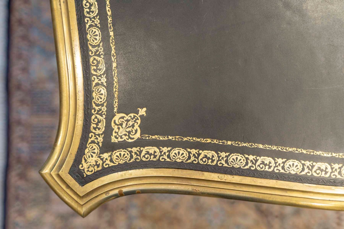 Bureau plat de style Louis XV en bois de violette et bronzes dorés, fin du XIXe siècle — 11
